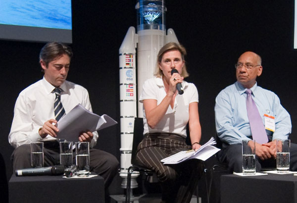  M. Surendra Parashar de Agence Spatiale Canadienne repr&eacute;sentant l'International Space Charter, Mme Simonetta Cheli de l'ESA (coordinateur de l'&eacute;v&eacute;nement) et M. Francesco Pisano, Directeur d'UNOSAT