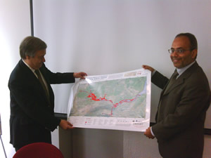 Mr. Guterres (left) and Carlos Lopes look at a UNOSAT map of the ongoing floods in Pakistan