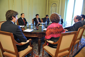 Left to Right: Manager of the Local Development Programme, Alex Mejia; Afghanistan Minister of Finance, Mr. Omar Zakhilwal; and Ministry of Finance Director of Human Resources, Mr. Musa Kamawi in discussion at the Villa Barton campus of the Graduate Institute of Geneva.