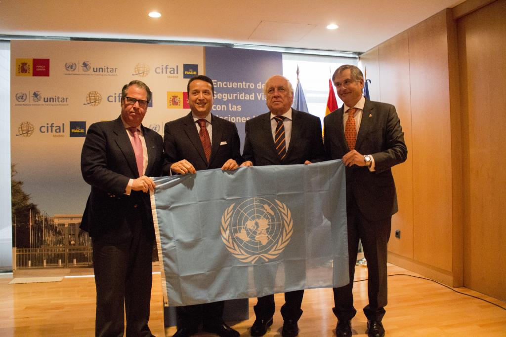 Alexander Mejía presented the UN flag to the President of RACE