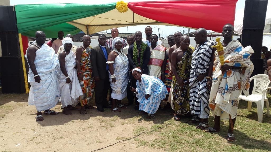 Soccer star Stephen Appiah (center) with local chiefs in Chorkor.