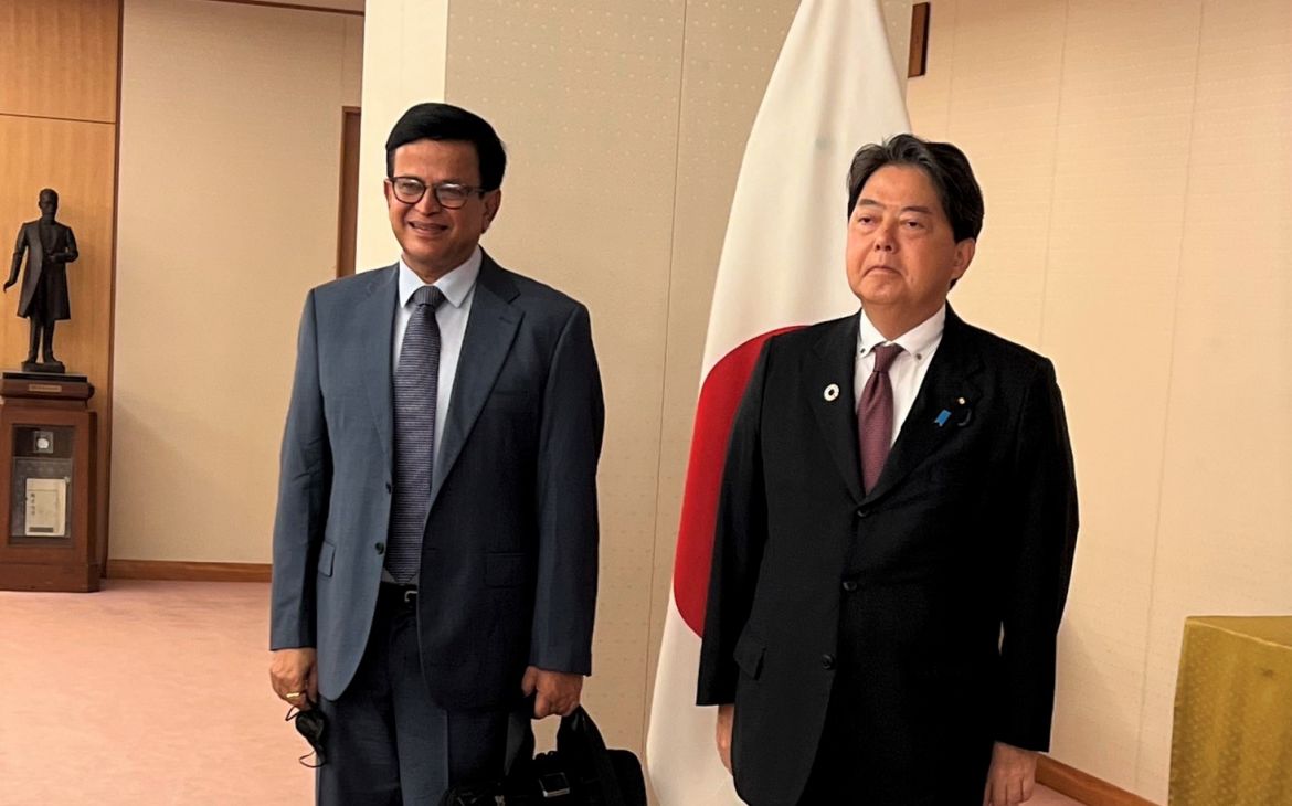 UNITAR Executive Director Nikhil Seth with Minister of Foreign Affairs Mr. Yoshimasa Hayashi 