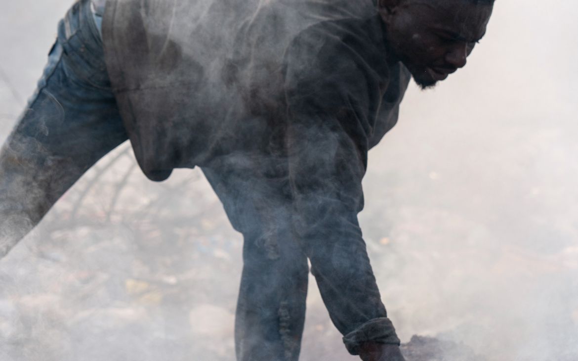 Timber Market, Accra, Ghana, February 16, 2023. Ali, a scrap worker, uses a subwoofer magnet to recover metal debris buried under the soil © Muntaka Chasant for Fondation Carmignac Timber Market, Accra, Ghana, February 16, 2023. Ali, a scrap worker, uses a subwoofer magnet to recover metal debris buried under the soil © Muntaka Chasant for Fondation Carmignac