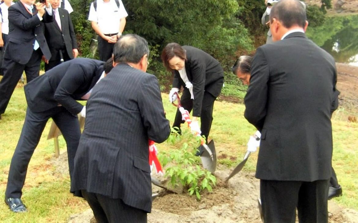 GLH co-founder Tomoko planted Camphor tree at Nagasaki Hill