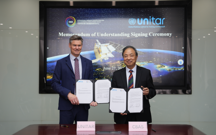 Photo of Dr. Einar Bjørgo, Director of UNOSAT & UNITAR and Prof. Huadong Guo, Professor of the CAS and Director-General of the International Research CBAS