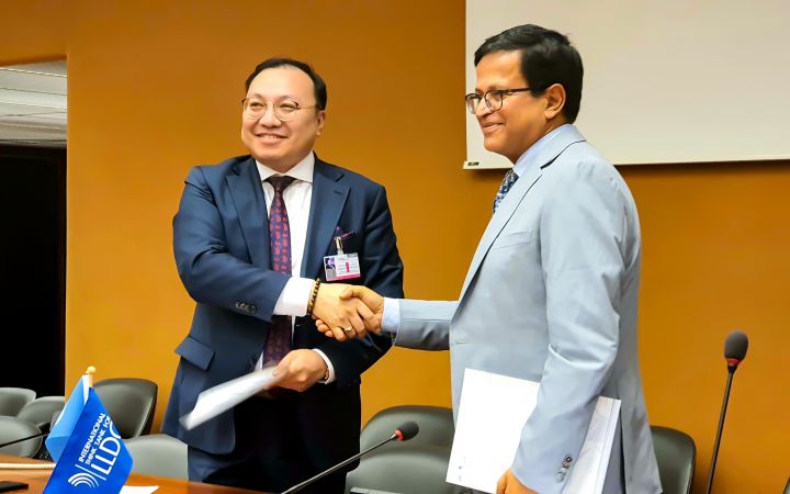 MOU signing in Palais des Nations at the United Nations Office at Geneva (UNOG) by Mr. Nikhil Seth, Executive Director of UNITAR (right) and Mr. Dulguun Damdin-Od, Executive Director of ITTLLDC.