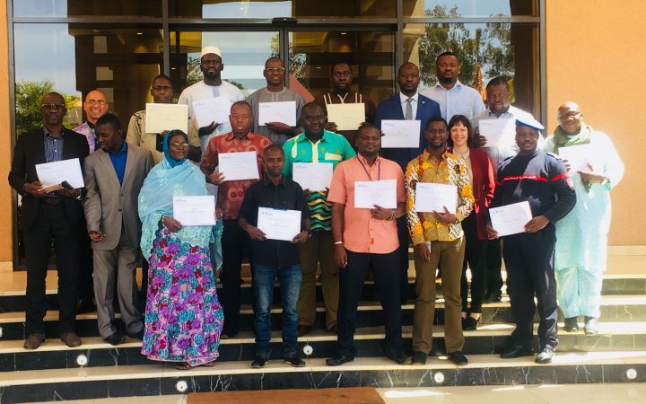 Photo de groupe suivant la remise des certificats Photo de groupe suivant la remise des certificats