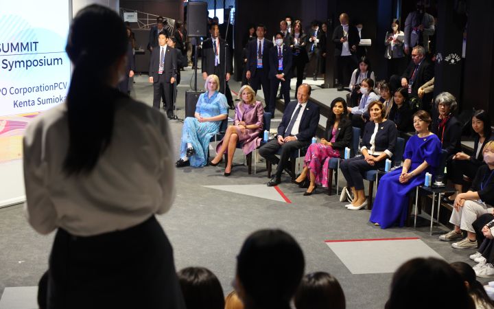A student from Hiroshima standing and facing the spouses of the G7 leaders to answer the question about peace. 