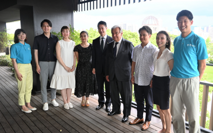 Photo of UN Secretary-General António Guterres with the young activists from Japan and  Hiroshima Prefecture Governor Mr. Hidehiko Yuzaki