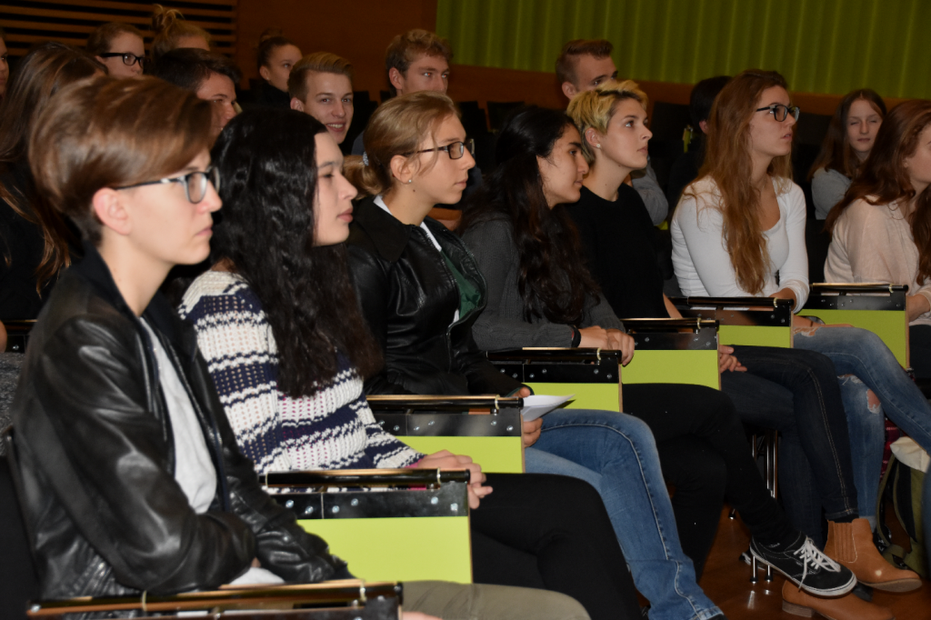 Students from Kantonsschule am Burggraben during the Youth Climate Dialogues with students from Malawi