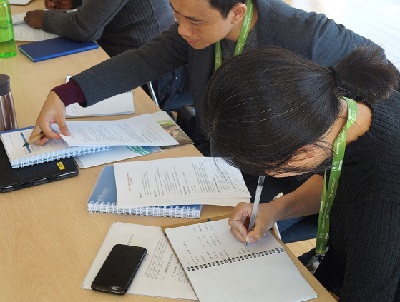 Photo 2: Participants from China develop a concept for a green economy university course.